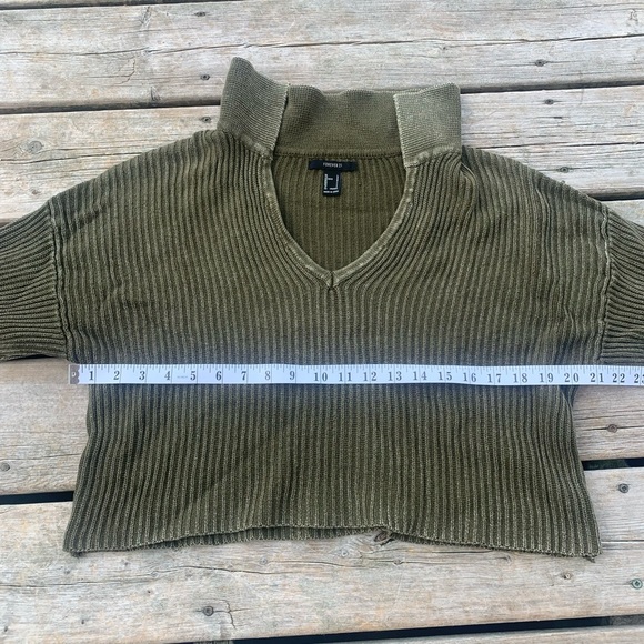 💙 Forever 21 Olive Green Ribbed Knit V-Neck Cropped - Picture 5 of 6